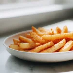 Pommes selber machen in der Heißluftfritteuse für knusprige Snacks.