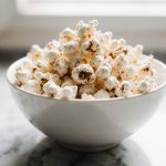 Popcorn aus der Heißluftfritteuse, frisch und knusprig zubereitet.