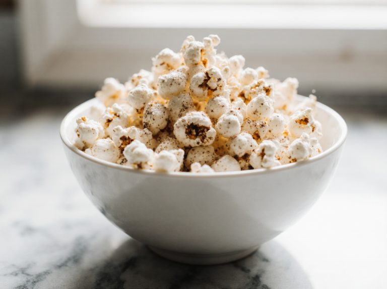 Popcorn aus der Heißluftfritteuse, frisch und knusprig zubereitet.