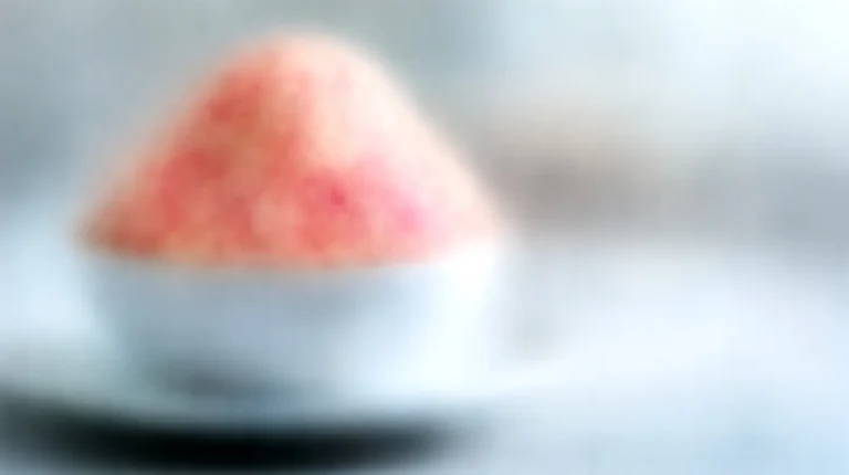 Rhabarber-Joghurt-Eis aus der Heißluftfritteuse, cremig und fruchtig.