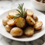 Leckere Rosmarinkartoffeln aus der Heißluftfritteuse, perfekt knusprig und aromatisch.