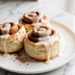 Schnelle Zimtschnecken aus der Airfryer, frisch gebacken.