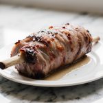 Schweinekrustenbraten aus der Heißluftfritteuse - ein knuspriges Festmahl.