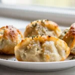 Leckere Semmelknödel aus der Heißluftfritteuse frisch zubereitet.