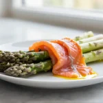 Genießen Sie Spargel mit Räucherlachs im Airfryer für ein schnelles und leckeres Gericht.