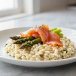 Spargelrisotto aus der Heißluftfritteuse auf einem Teller serviert.