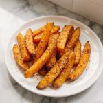 Leckere Süsskartoffel Pommes in der Heißluftfritteuse zubereitet.