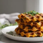 Leckere Süßkartoffelwaffeln aus dem Airfryer für ein schnelles Frühstück.