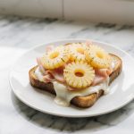 Toast Hawaii aus der Heißluftfritteuse – leckere Kombination aus Schinken, Ananas und Käse.