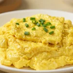 Leckeres Tofu-Rührei aus der Heißluftfritteuse, perfekt gewürzt und ganz einfach zubereitet.