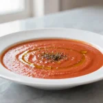 Tomatensuppe aus dem Airfryer lecker serviert.
