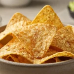 Köstliche Tortilla-Chips, frisch aus dem Airfryer, perfekt knusprig und gesund.