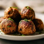 Leckere vegane Fleischbällchen im Airfryer zubereitet.
