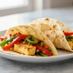 Vegetarische Fajitas mit Tofu aus der Heißluftfritteuse auf einem Teller.