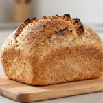 Frisches Vollkornbrot, das in der Heißluftfritteuse gebacken wurde, mit einer knusprigen Kruste.