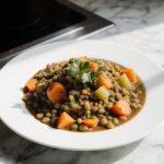 Wärmender Linseneintopf zubereitet im Airfryer mit frischen Zutaten.