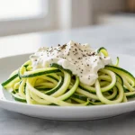 Zoodles mit Ajvar-Frischkäse-Soße, lecker zubereitet im Airfryer.