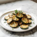 Zucchini aus der Heißluftfritteuse lecker und knusprig zubereitet.